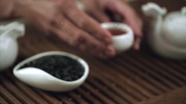 传统的中国人茶仪式关闭女手集中国人茶杯